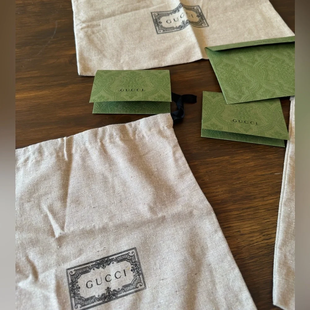 Gucci Beige Dust Bags and Green Card Holders - Picture 2 of 3